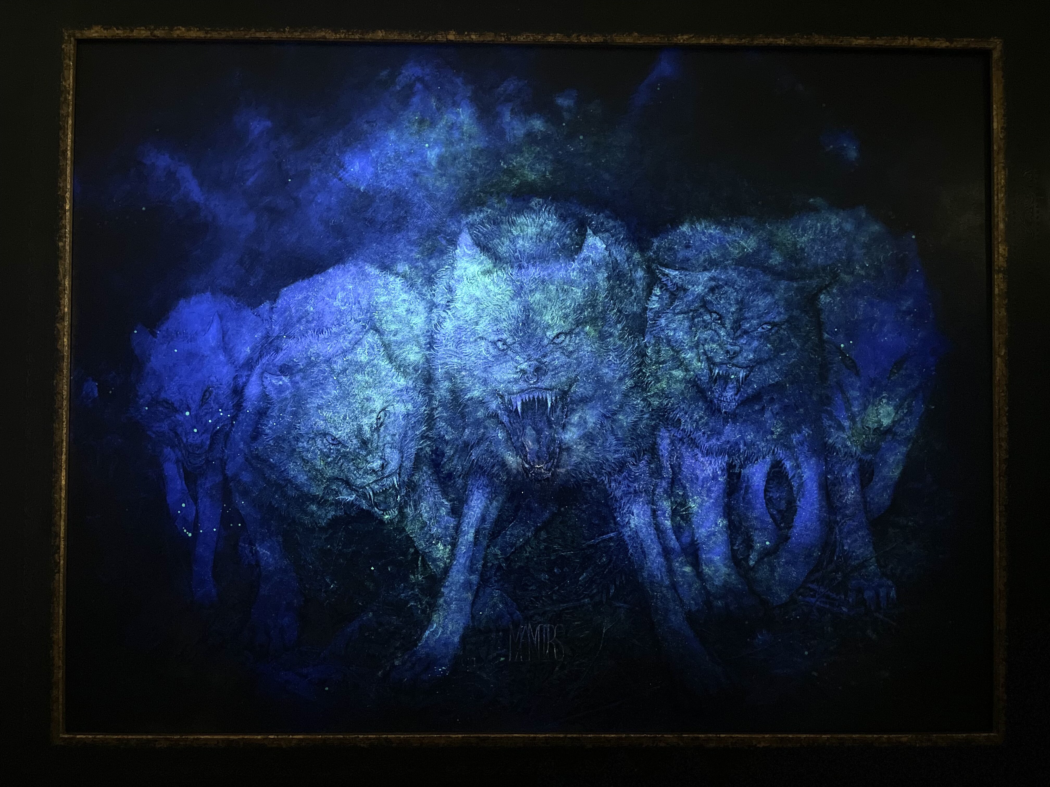 Œuvre Loups du Manoirs 2023 — surface noire cristallisée évoquant un miroir brisé