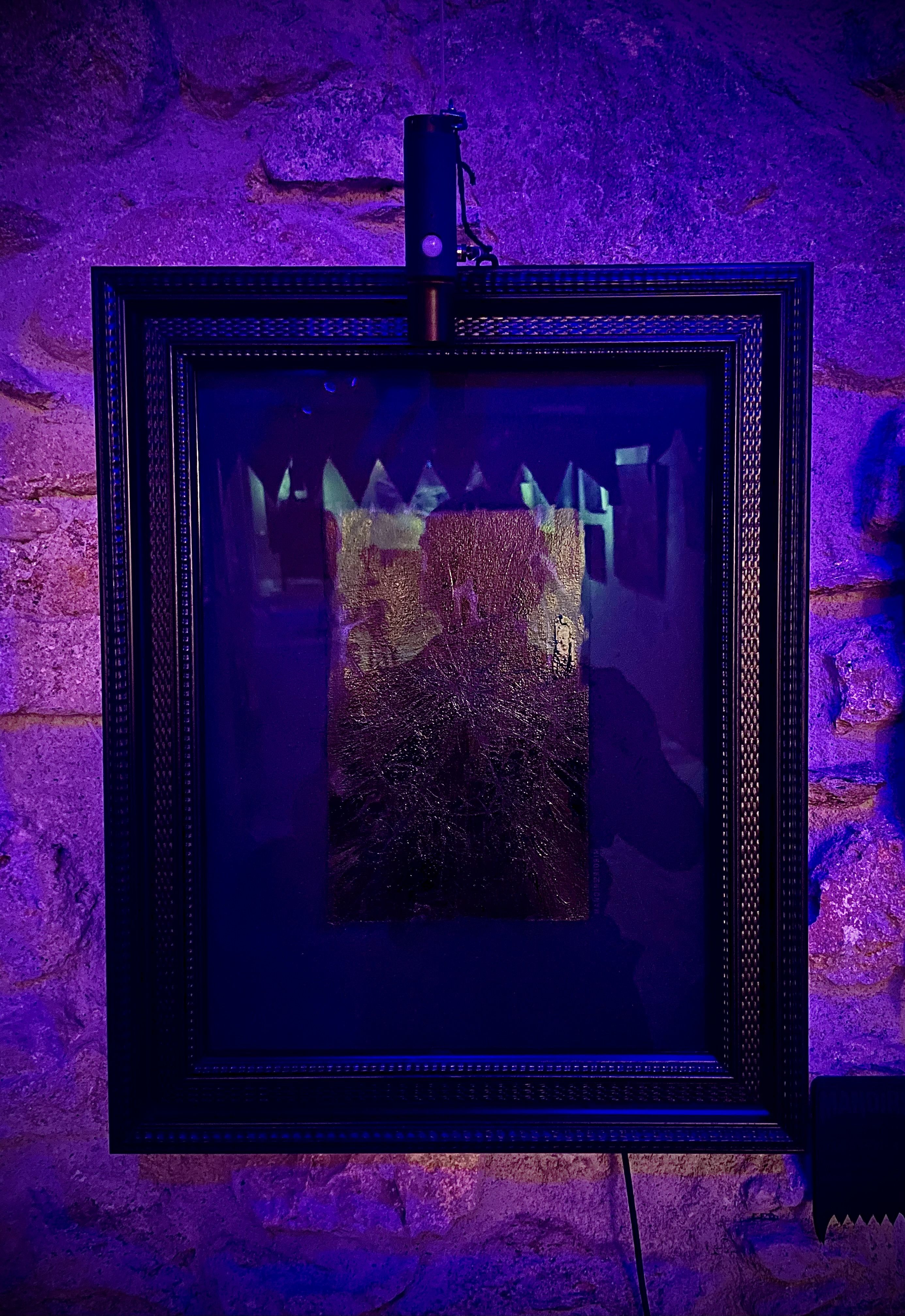 Œuvre Manoirs Miroirs 2024 — surface noire cristallisée évoquant un miroir brisé