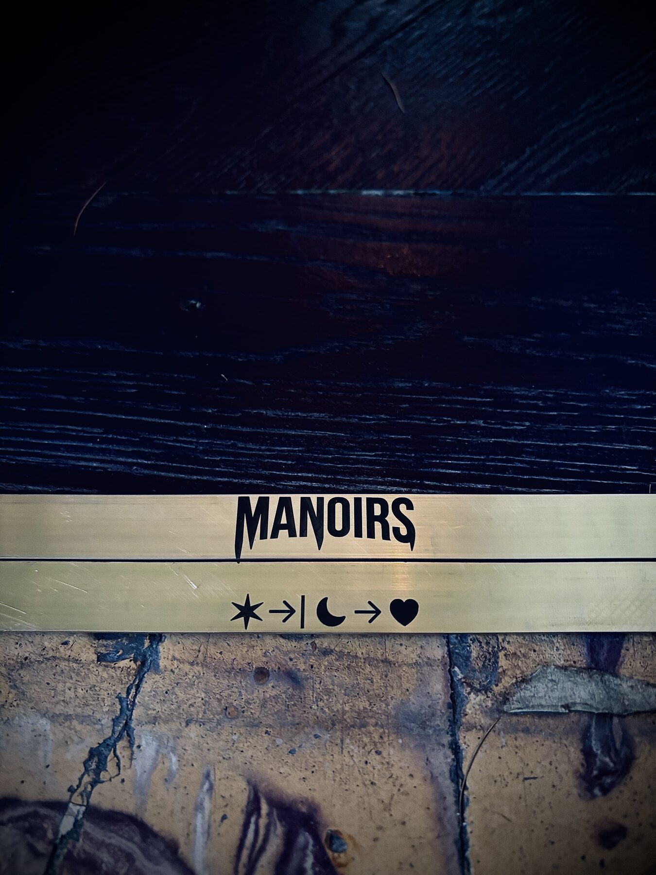 Seuil de l'atelier du Manoirs — Gravure sur laiton