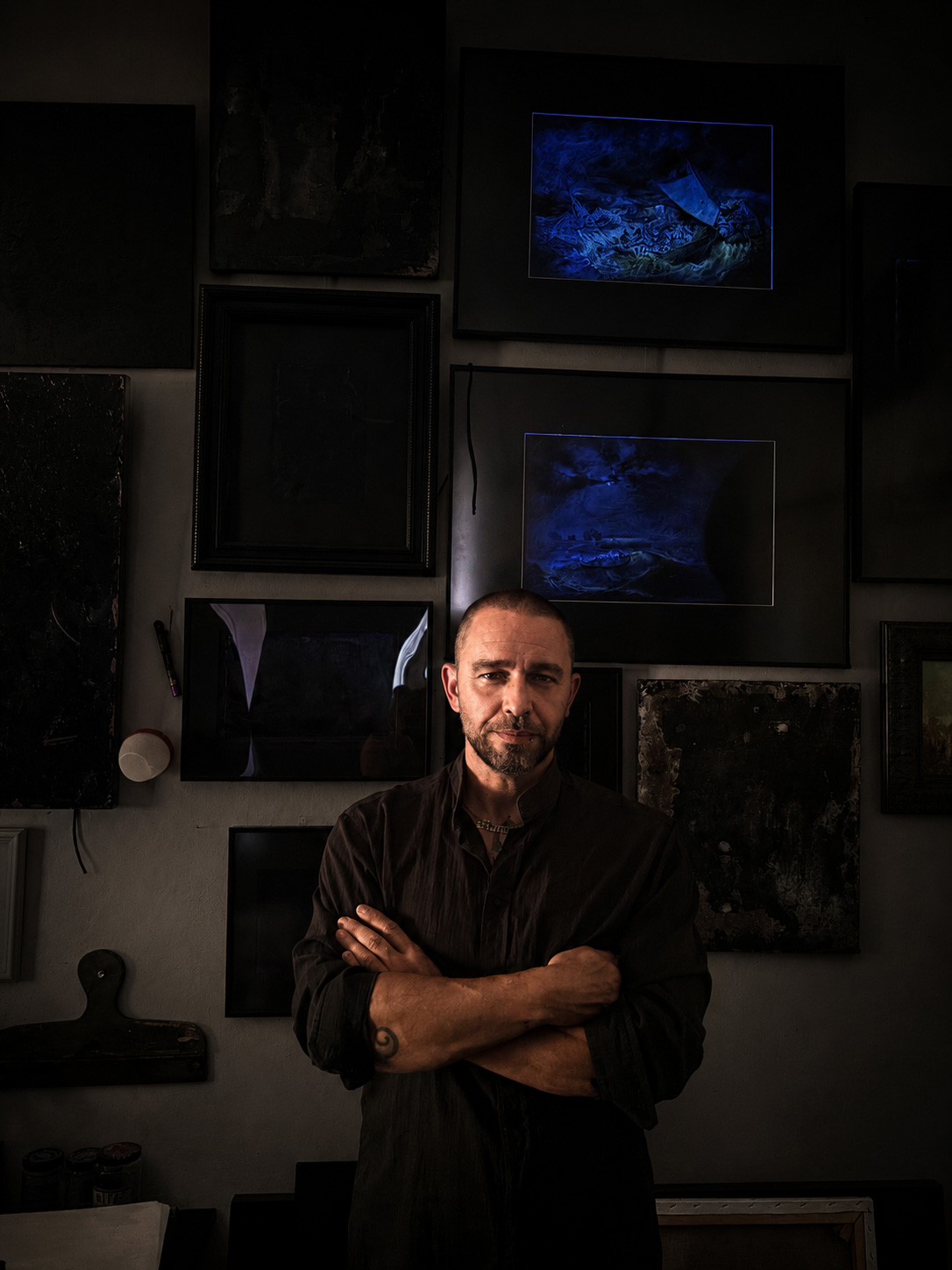 Lionel Perbet dans l’atelier MANOIRS, devant ses peintures